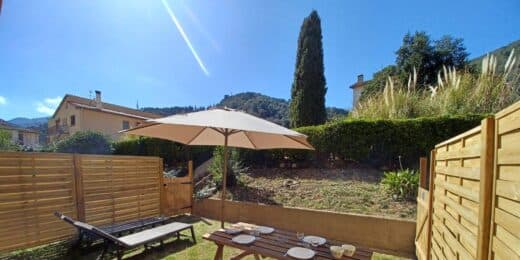 Beau jardin ensoleillé de la location F2 n°312 loué par la Résidence le Catalogne** à Amélie les bains