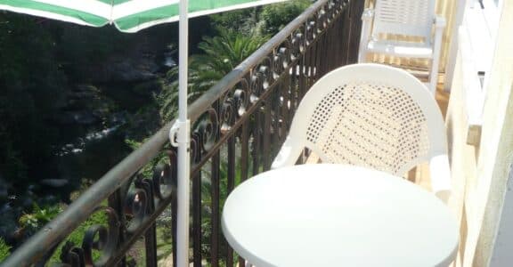 Amelie les bains location daviaud, photo du balcon avec vue sur rivière du T2 n°B7bis. Cette location se trouve à 100 mètres des thermes.