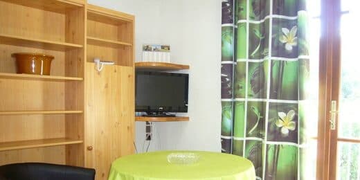 Amelie les bains location daviaud, photo du coin salon du T1 n°6 avec loggia. Cette location se trouve à 100 mètres des thermes.