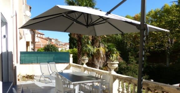 Amelie les bains location daviaud, photo de la terrasse avec vue sur la rivière du T3 n°C1. Cette location se trouve à 100 mètres des thermes.