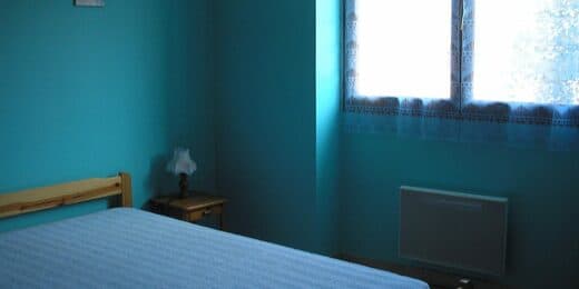 T3 renove, chambre 1 dans un gîte a Amelie-les-Bains, loue par Michel Guitard