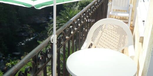 Amelie les bains location daviaud, photo du balcon avec vue sur rivière du T2 n°B7bis. Cette location se trouve à 100 mètres des thermes.