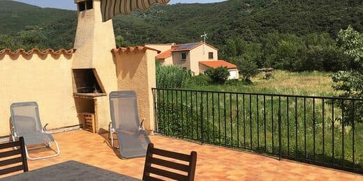 T2 renove, terrasse dans une location a Amelie-les-Bains, loue par Michel Guitard