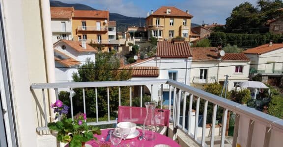 Détente sur un balcon ensoleillé dans une location à Amélie-Les-Bains proposée par Fesenbeck Marie-Thérèse