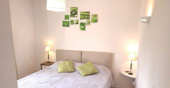 Amelie les bains location daviaud, photo de la chambre du T2 n°B6. Cette location se trouve à 100 mètres des thermes.