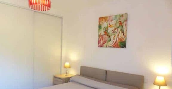 Amelie les bains location daviaud, photo de la chambre du T2 n°C10. Cette location se trouve à 100 mètres de la cure.